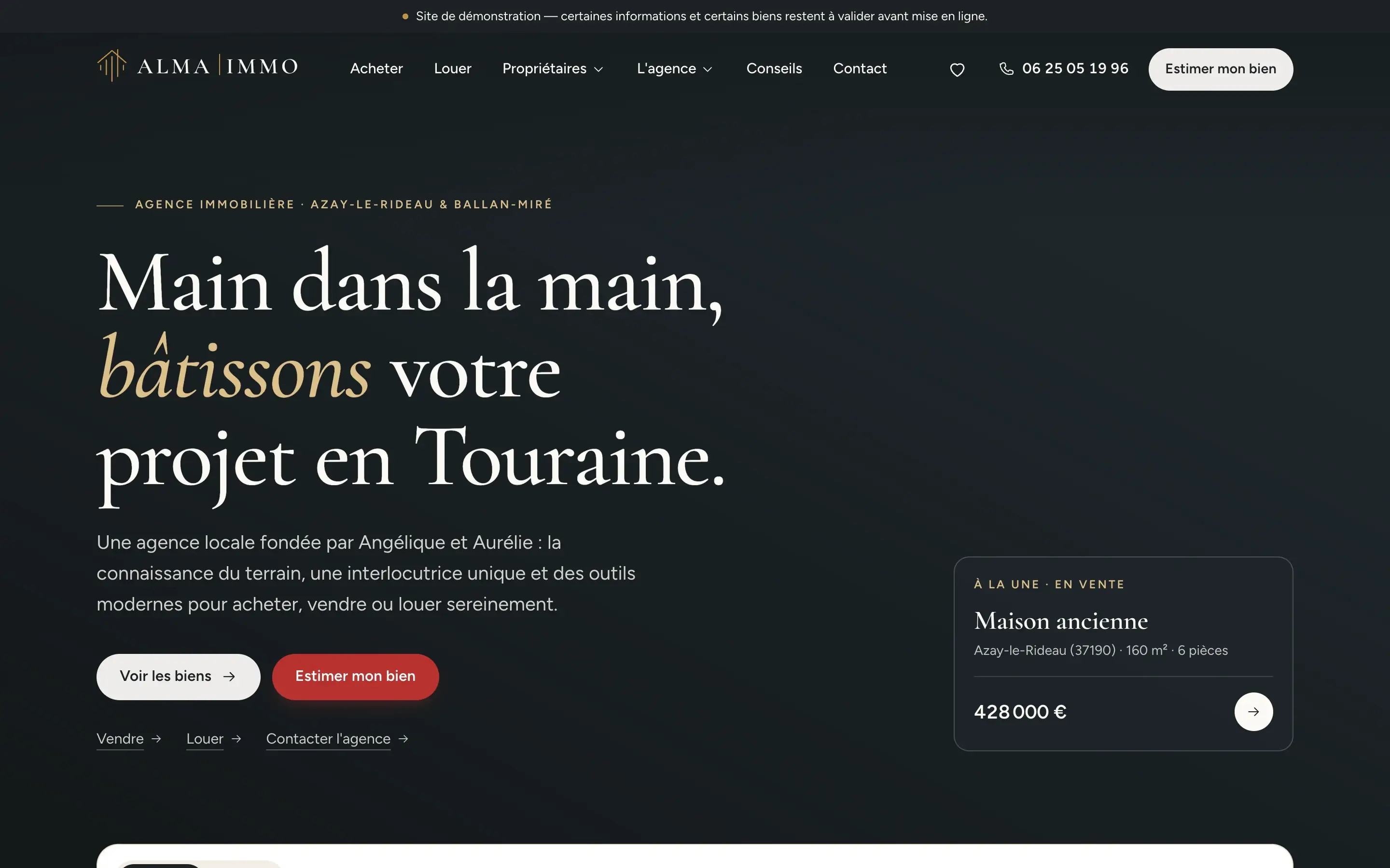 Page d'accueil de la démonstration ALMA IMMO : photo d'une maison ancienne en pierre, titre « Main dans la main, bâtissons votre projet en Touraine. » et bien mis à la une.